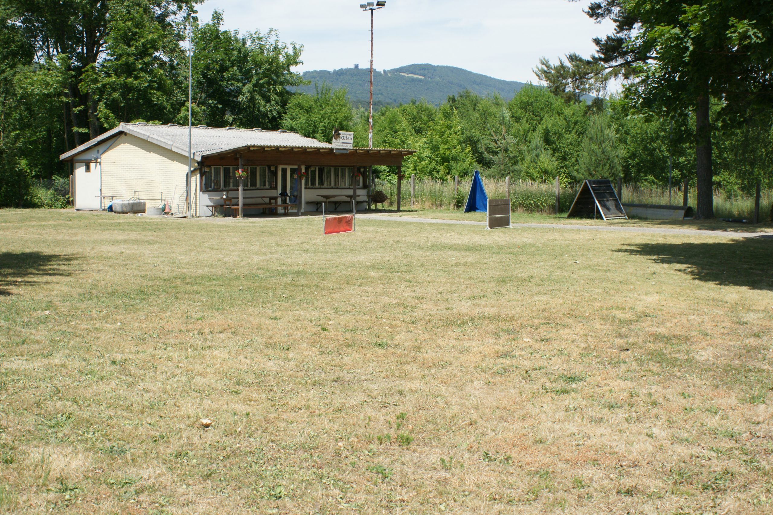 Aussenbereich mit grosser Wiese beim Clubhaus